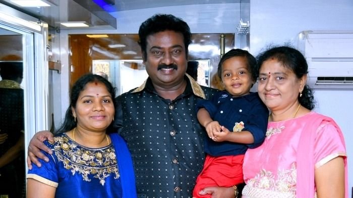இரண்டு மனைவி மற்றும் மகனுடன் சரவணன்
